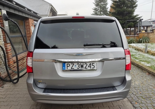 Chrysler Town &amp; Country cena 55900 przebieg: 222000, rok produkcji 2016 z Swarzędz małe 121